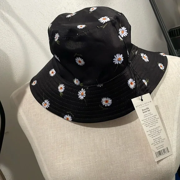 NWT ALICE + OLIVIA REVERSIBLE DAISY FLORAL BUCKET HAT Alice + Olivia | Accessories | Alice Olivia Reversible Daisy  main image 4